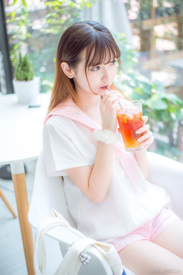 小乔没有回答，只是倔强的看向吕布。